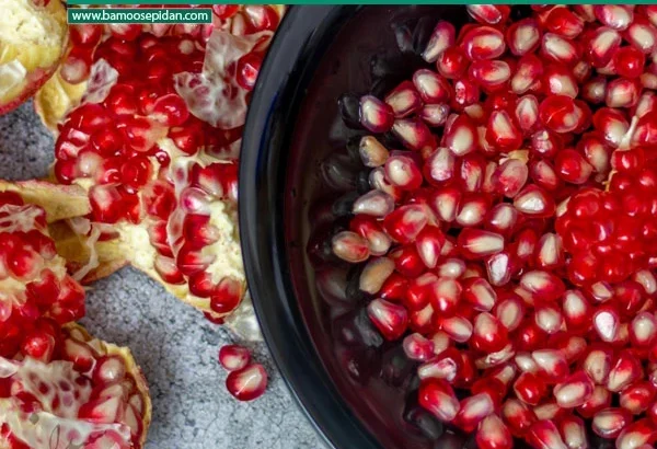 بهترین و ساده ترین روش دانه کردن انار بدون ریخت‌وپاش